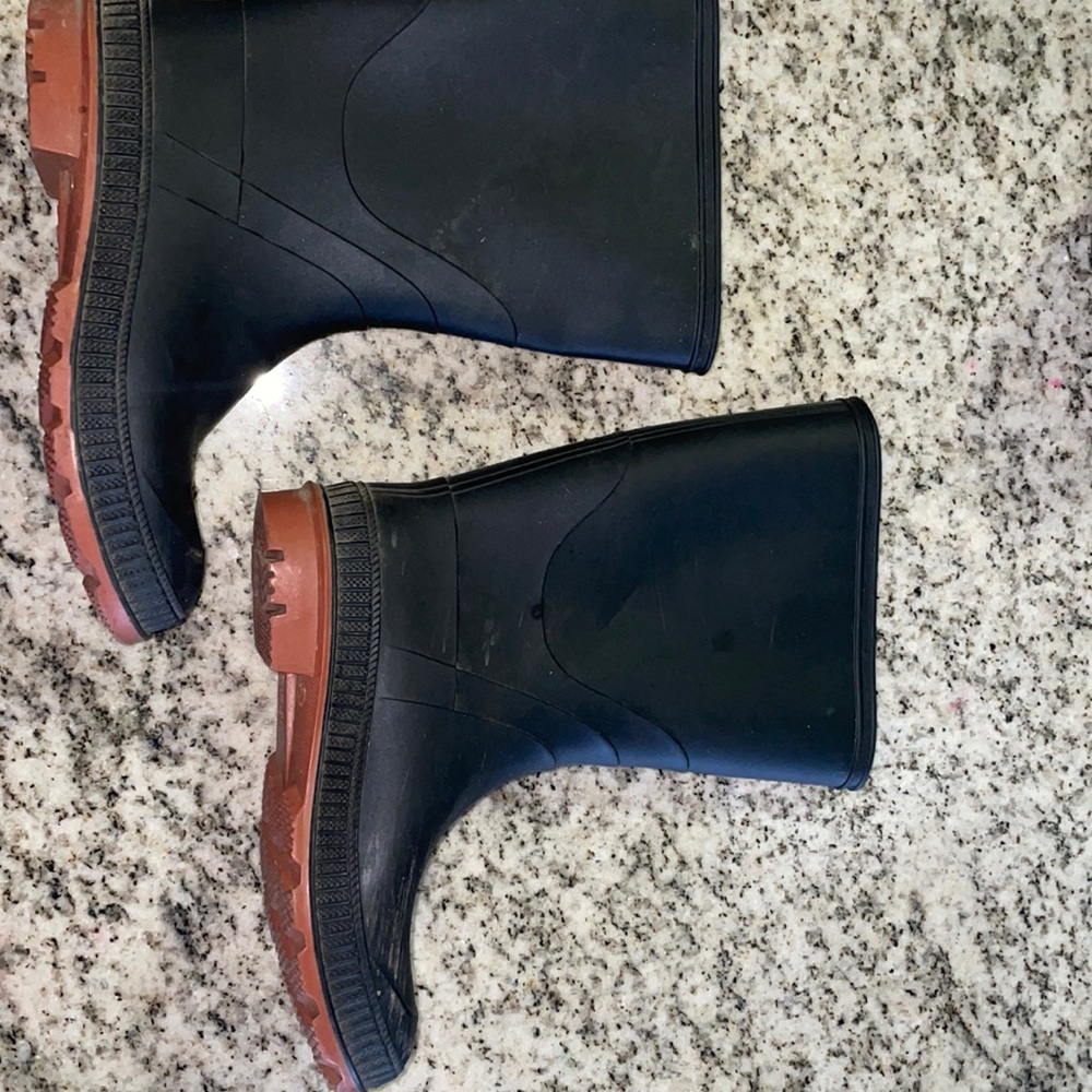 EUC Gender neutral black rubber boots